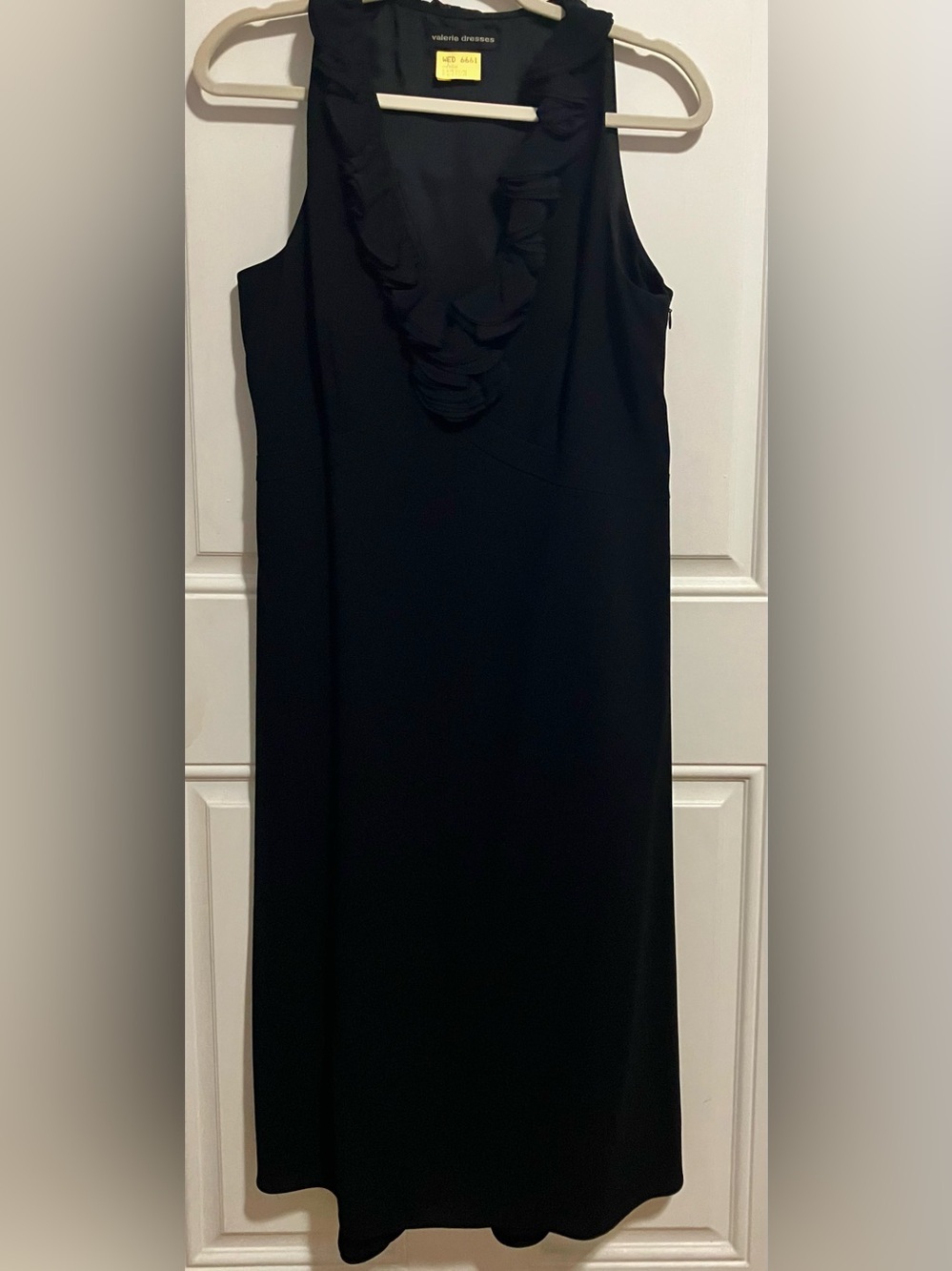 Valerie Dresses Ruffled V-Neck Cocktail Dress - PRISTINE 90s - Modern Size 8/10